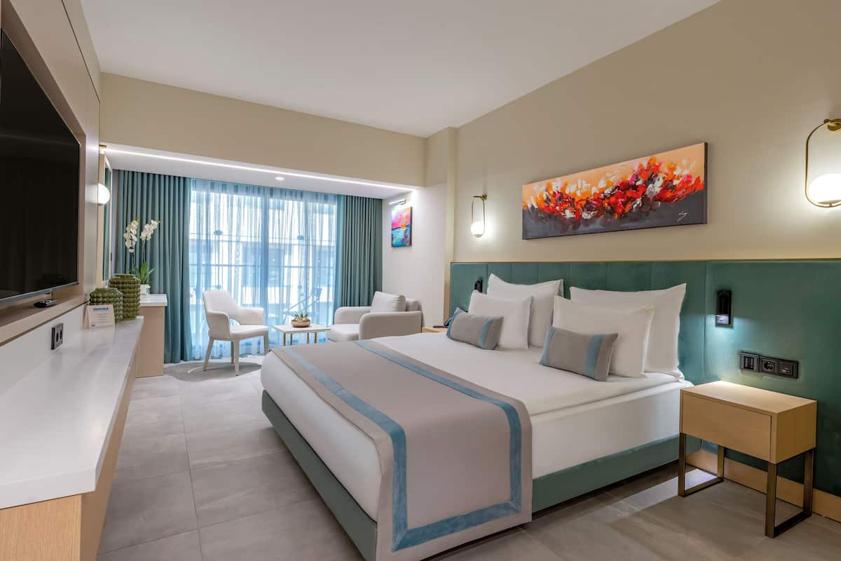 Hypo-allergenic bedding, free minibar, in-room safe, blackout curtains