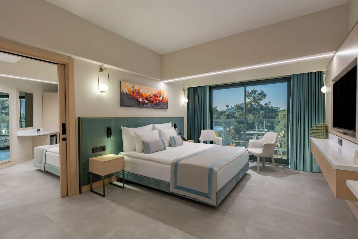Hypo-allergenic bedding, free minibar, in-room safe, blackout curtains