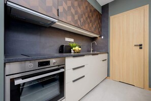 Fridge, oven, stovetop, dishwasher