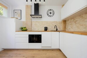 Fridge, microwave, stovetop, dishwasher