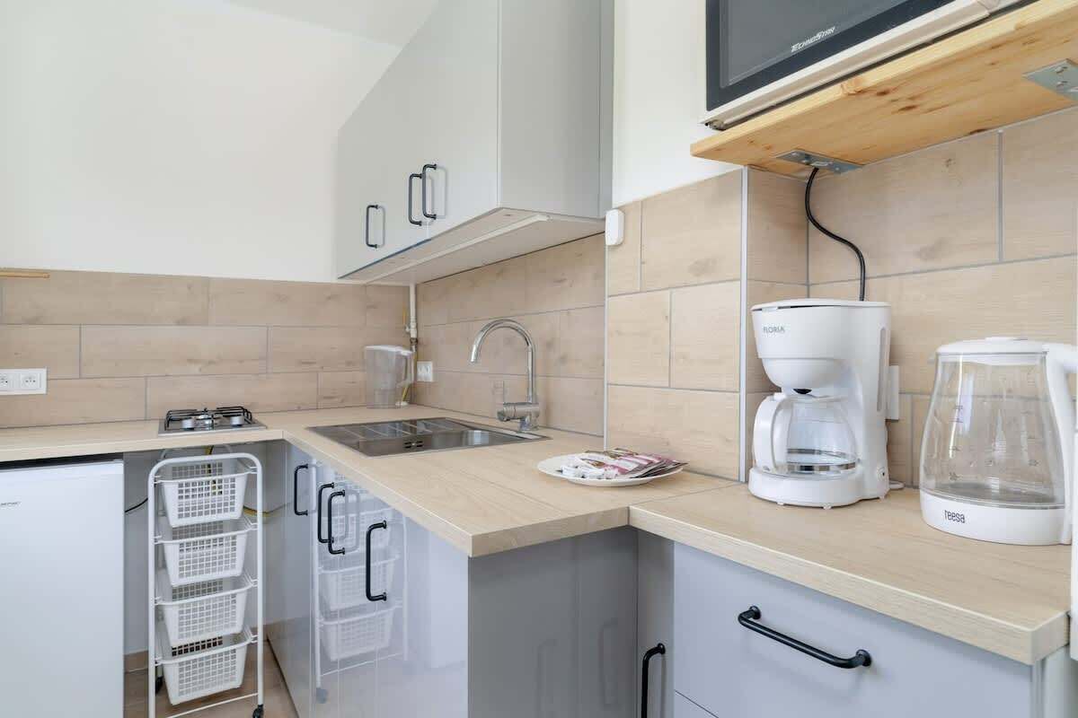 Fridge, microwave, stovetop, coffee/tea maker