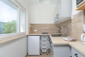 Fridge, microwave, stovetop, coffee/tea maker - Bukowska 138 | Practical Apartment | WiFi (Poznan)
