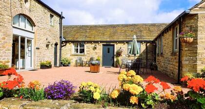 The Mistal is a rural cottage in a private courtyard - 10 mins from Town centre
