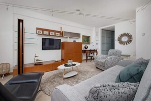 Een televisie en een kantoor