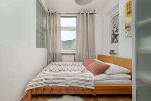 1 slaapkamer, een bureau, een strijkplank/strijkijzer, wifi