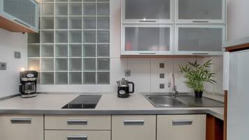 Een koelkast, een magnetron, een oven, een kookplaat