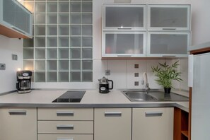 Een koelkast, een magnetron, een oven, een kookplaat