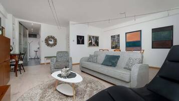 Een televisie en een kantoor