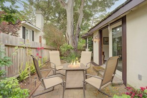 Terrace/patio - 3935 Segundo Viento - Walk to Downtown and Beach (Carmel-by-the-Sea)