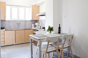 Suite, hageområde | Eget kjøkken | Kjøleskap, kaffetrakter/tekoker, vannkoker og brødrister