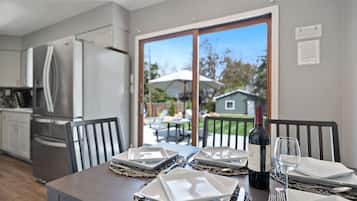 House, Multiple Beds, Hot Tub, Garden View (320 N. Meldrum) | Dining