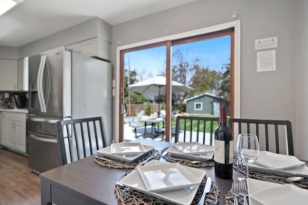 House, Multiple Beds, Hot Tub, Garden View (320 N. Meldrum) | Dining