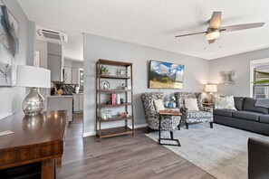Ferienhaus, Mehrere Betten, Whirlpool, Gartenblick (320 N. Meldrum) | Wohnbereich | 65-Zoll-Flachbildfernseher mit Digitalempfang, Fernseher