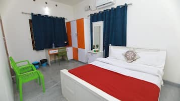 3 bedrooms, desk, iron/ironing board, WiFi