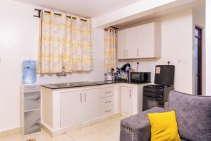 Leilighet – deluxe, 1 soverom | Oppholdsområde | En 42-tommers smart-TV med digitale kanaler samt Netflix