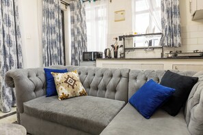 Deluxe Apartment, 1 Bedroom | Ruang tamu | 42 inci sebuah televisyen pintar dengan digital, Netflix 