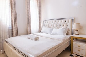 Lägenhet Deluxe - 1 sovrum | 1 sovrum, duntäcken, individuell inredning och strykjärn/strykbräda