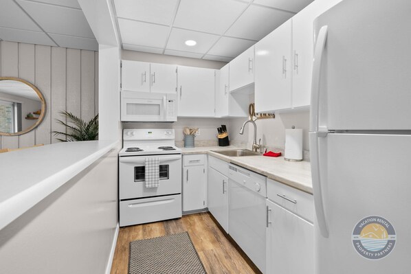 Fridge, microwave, oven, stovetop - Lake Como Condo with Lake Views and Pool (Lake Geneva)