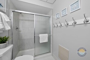 Dusche, Haartrockner, Handtücher, Shampoo