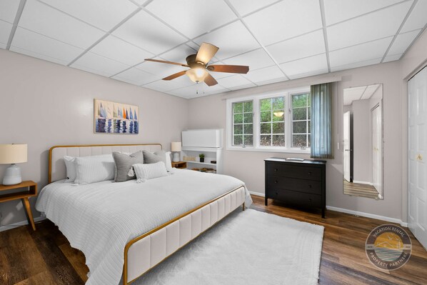 1 bedroom, iron/ironing board, WiFi, bed sheets - Lake Como Condo with Lake Views and Pool (Lake Geneva)