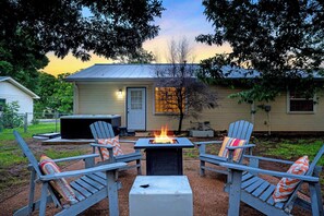 Terrace/patio - Orange Blossom Hideaway - Hot Tub & Fire Pit (Fredericksburg)
