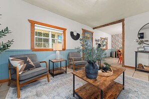 Interior - Orange Blossom Hideaway - Hot Tub & Fire Pit (Fredericksburg)