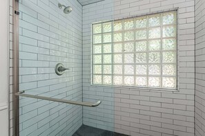 Dusche, Haartrockner, Handtücher, Shampoo