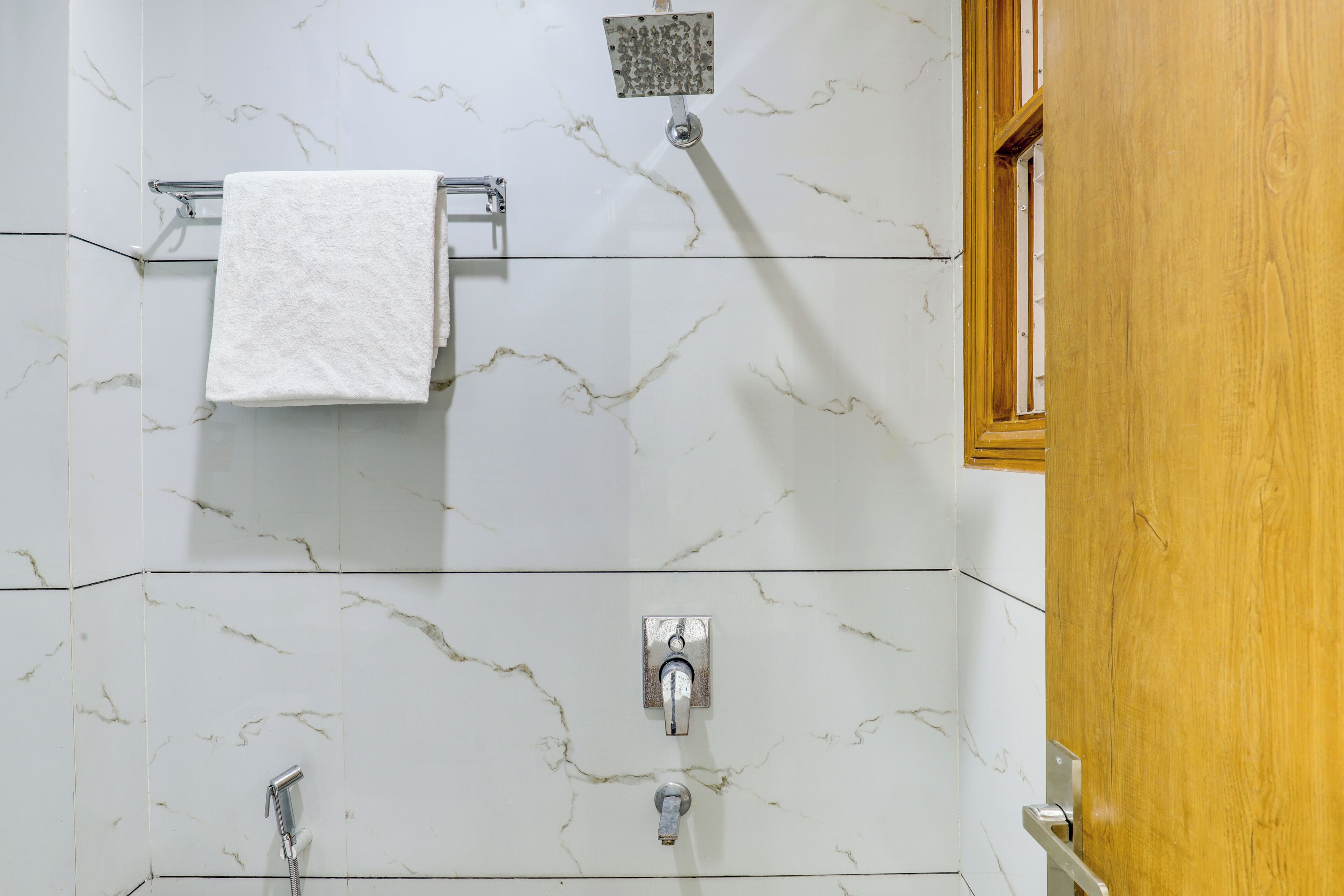 Douche, sèche-cheveux, serviettes fournies, savon
