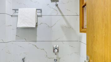 Douche, sĂšche-cheveux, serviettes fournies, savon
