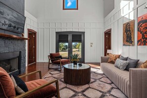 Interior - Meadows Farmhouse & Cottage - Hot Tub & Fire Pit (Fredericksburg)