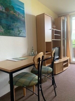 舒适客房, 阳台, 花园景观 | 办公桌、免费 WiFi、床单