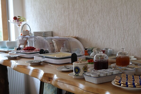 A breakfast buffet with various food items and beverages. - Hotel Carolaruh (Bad Elster)