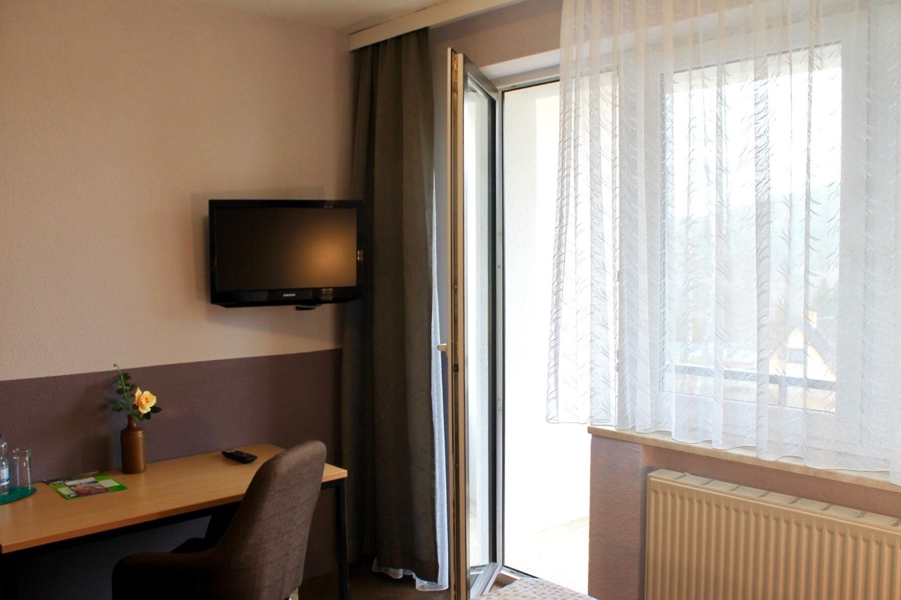 Standard-Doppelzimmer, Balkon | Schreibtisch, kostenloses WLAN, Bettwäsche