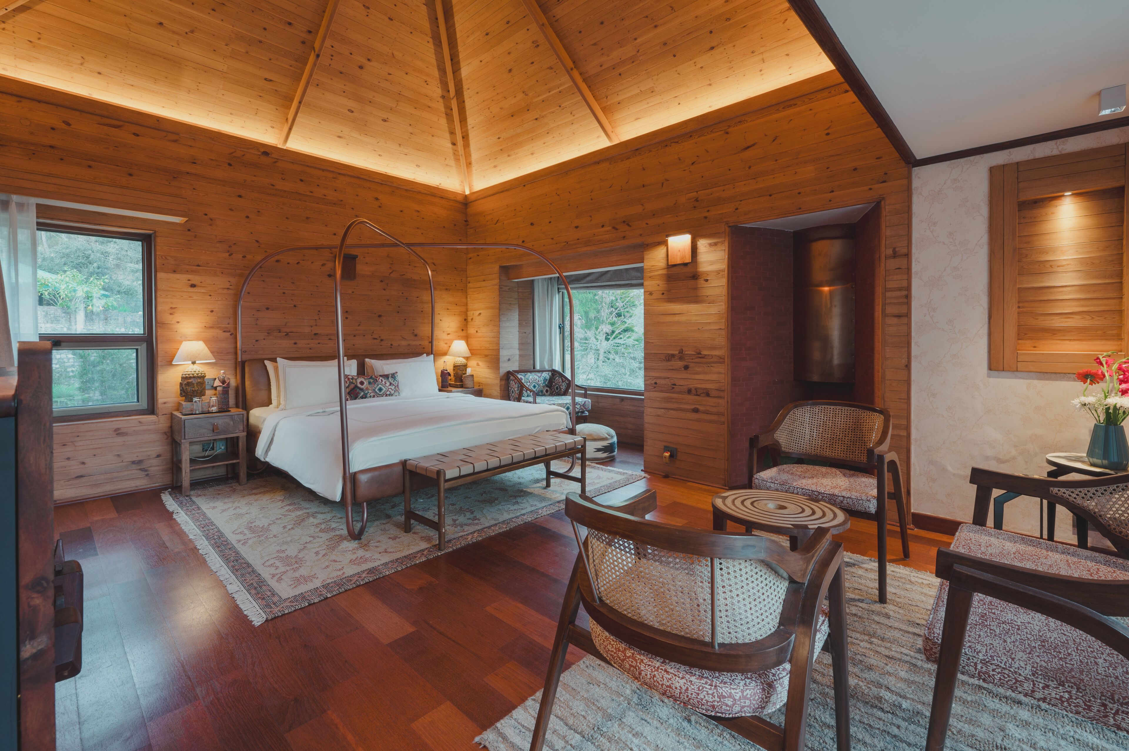 Quarto (Nandakot Room with Sit-Out) | Área de estar | Smart TV 42 polegadas com canais a cabo, pebolim, livros