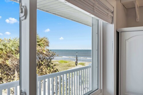 Tortuga Del Mar- 2 Bedroom Beachfront Condo with Pool