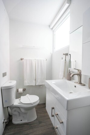 Een douche, een haardroger, handdoeken