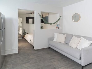 2 bedrooms, desk, WiFi, bed sheets