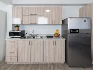 Een koelkast, een magnetron, een koffiezetapparaat/waterkoker