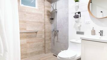 Shower, hair dryer, towels, shampoo