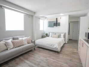 1 slaapkamer, een bureau, een strijkplank/strijkijzer, wifi