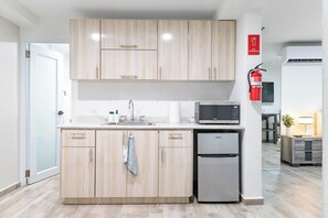 Réfrigérateur, four à micro-ondes, cafetière-théière, grille-pain