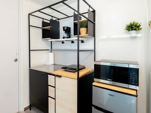 Kjøleskap, mikrobølgeovn, kaffetrakter/tekoker og brødrister