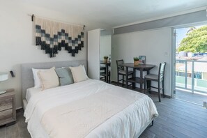 1 bedroom, desk, WiFi, bed sheets