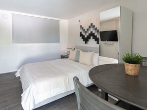 1 bedroom, desk, WiFi, bed sheets - AQUA Terrazas 5 · Oceanfront, Pool & Local Dining (Dorado)