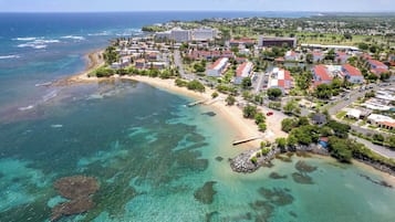 På stranden