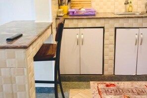 Fridge, microwave, oven, stovetop - Cozy Kampala Apartment With Great Views (Kampala)