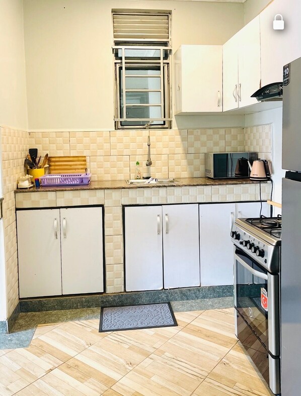 Køleskab, mikrobølgeovn, ovn, kogeplade