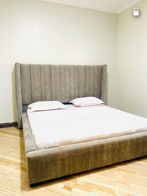 1 slaapkamer, een strijkplank/strijkijzer, gratis wifi, beddengoed