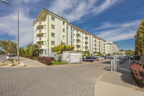 Exterior - Cosy Apartment in Piaseczno by Renters (Piaseczno)