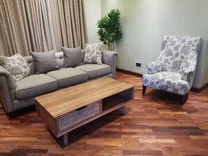 Kamar Eksekutif, pemandangan kebun | 1 kamar tidur, brankas, dan dilengkapi dengan perabotan berbeda-beda